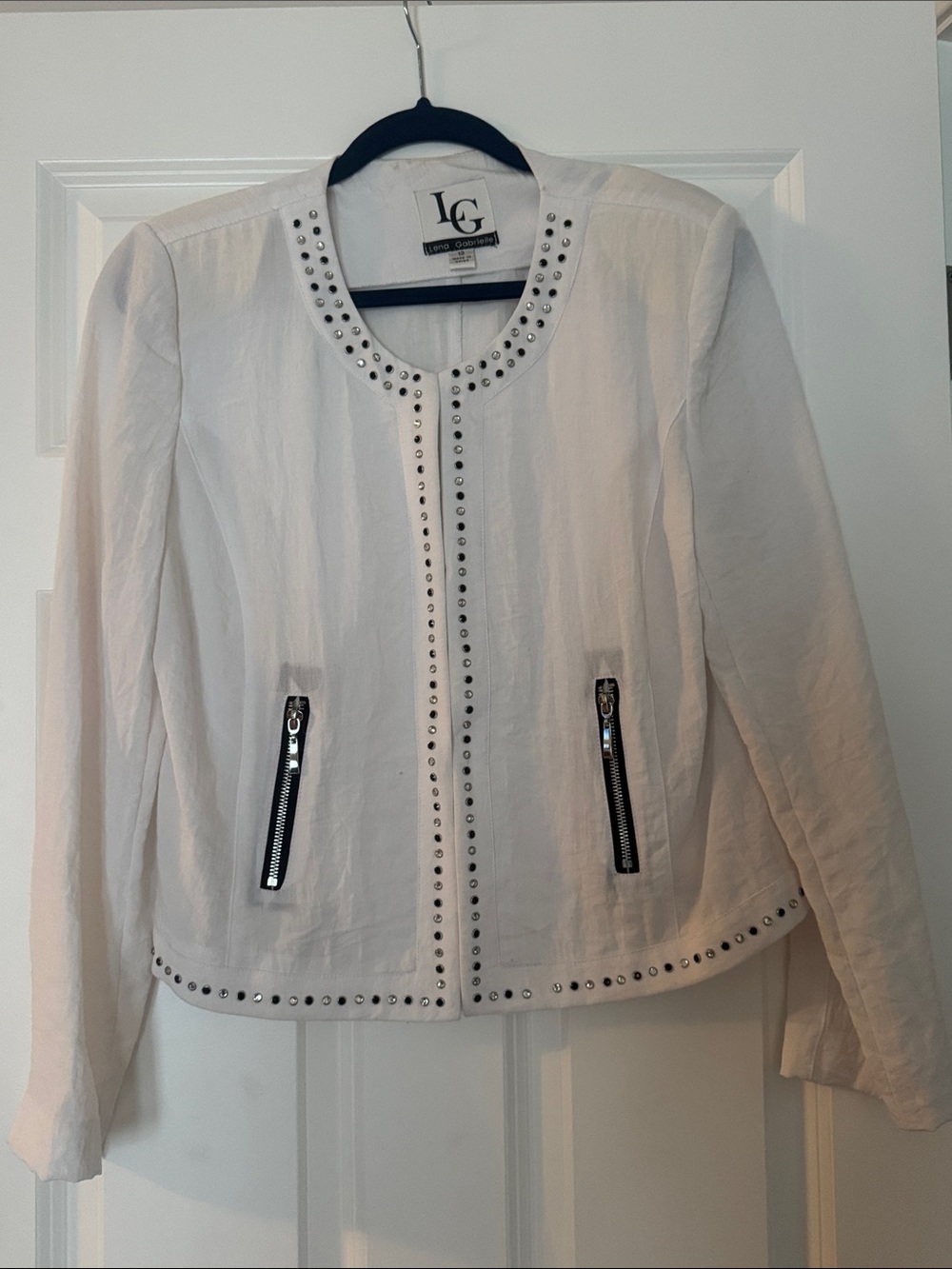White Minimalist Suit Jacket with Classic Design